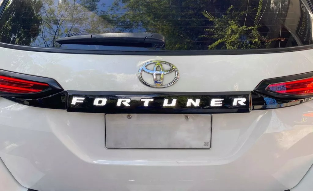 LED Trunk Lid Garnish